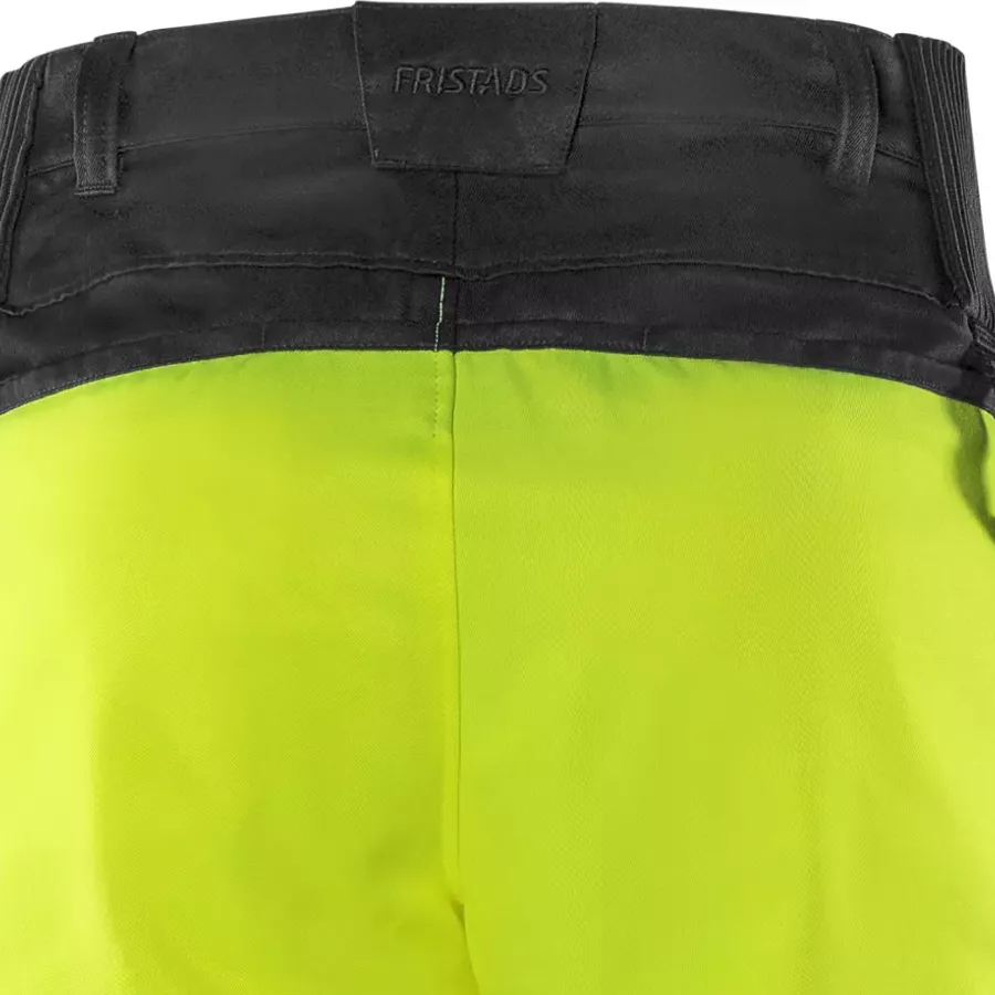 **Elastische Stretcheinsätze am Bund** sorgen für eine flexible, bequeme Passform, die sich den ganzen Tag über mitbewegt.