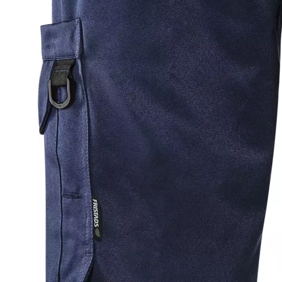 **CORDURA®-verstärkte Taschen** bewahren Ihre Werkzeuge und Utensilien sicher auf und halten dem täglichen Verschleiß stand.