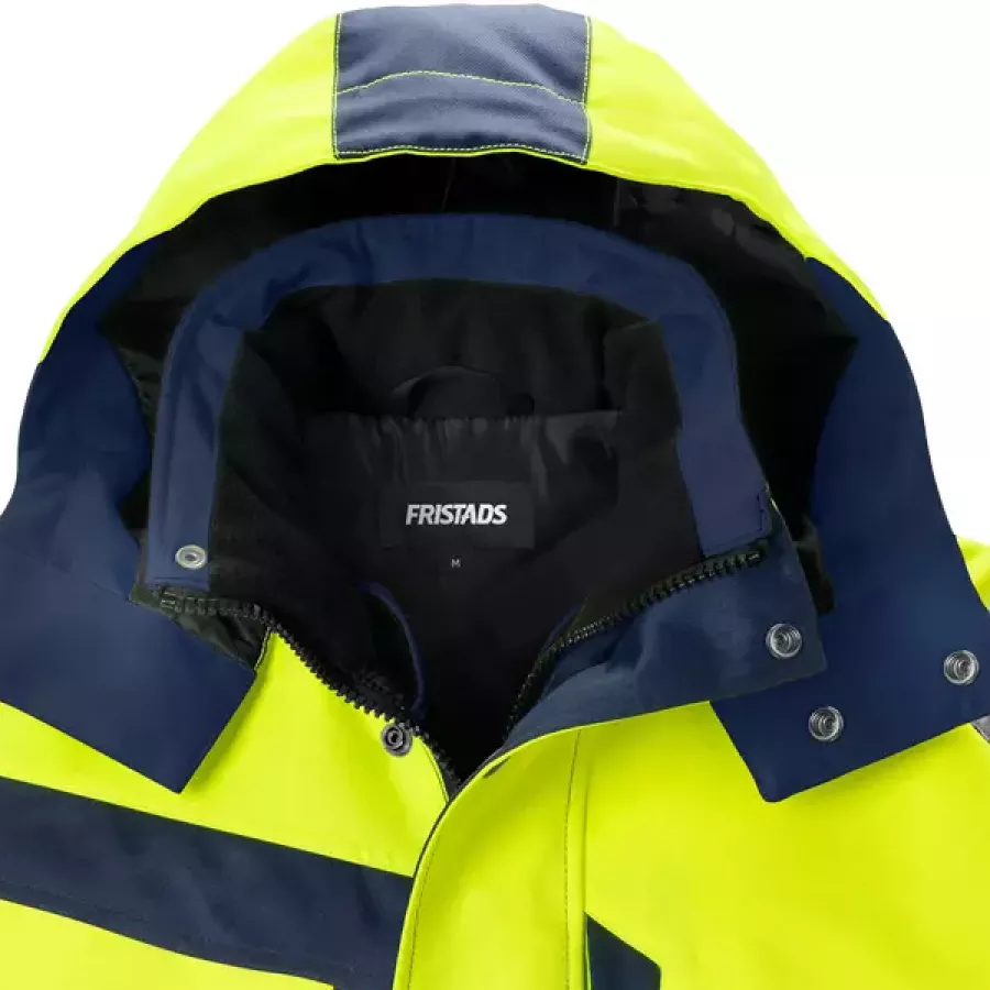 Die abnehmbare Kapuze ermöglicht eine einfache Anpassung an wechselnde Wetter- und Arbeitsbedingungen.