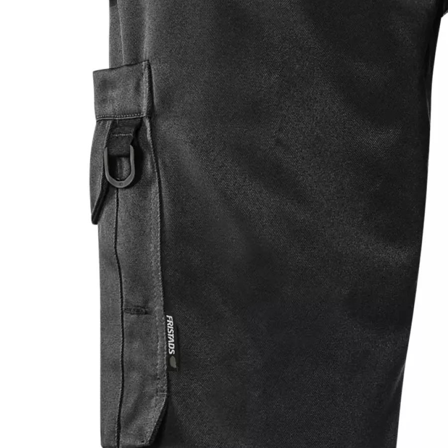 **CORDURA® Reinforced Pockets** keep your tools and essentials safe while withstanding daily wear.