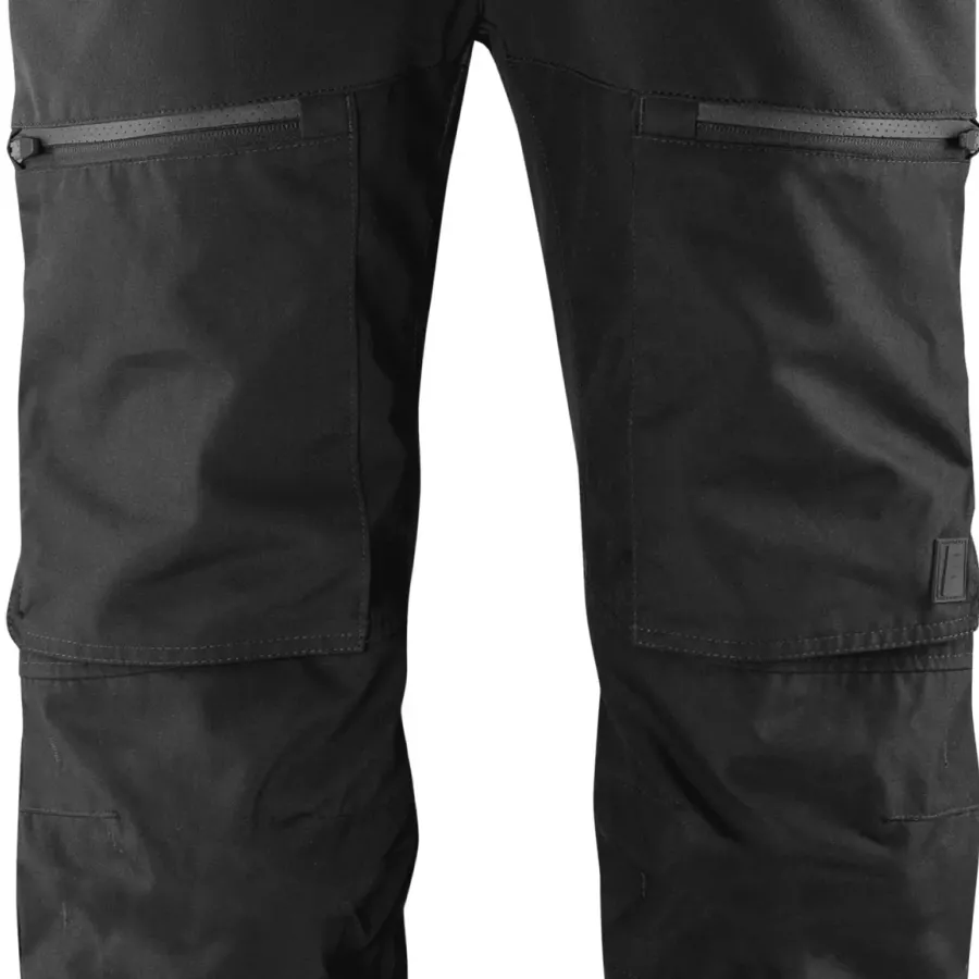 **Oberschenkeltaschen** bieten einfachen Zugriff auf Werkzeuge und wichtige Utensilien direkt an Ihrer Seite.