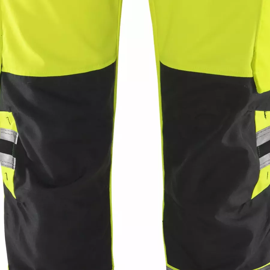 **CORDURA®-verstärkte Knietaschen** bieten dauerhaften Komfort und Schutz beim Knien auf harten Untergründen.