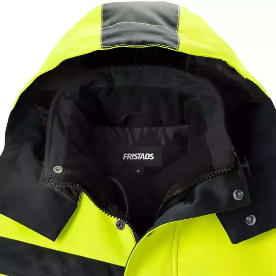 Die abnehmbare Kapuze ermöglicht eine einfache Anpassung an wechselnde Wetter- und Arbeitsbedingungen.