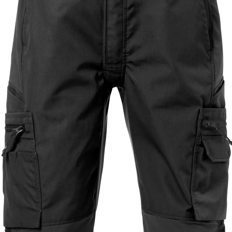 **Mehrere Taschen** bieten Ihnen einfachen Zugriff auf Werkzeuge und wichtige Utensilien, genau dann, wenn Sie diese benötigen.