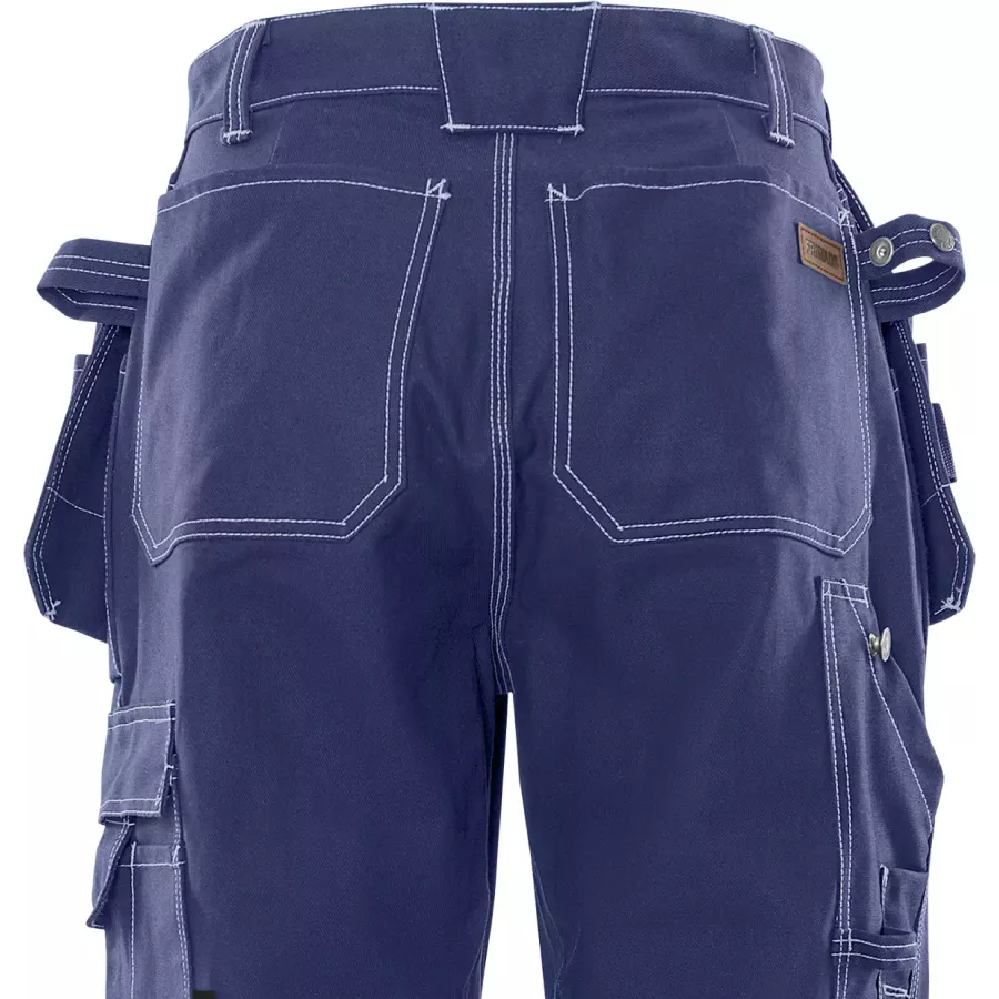 **Hammerschlaufen an den Seiten** halten Ihren Hammer griffbereit, damit Sie sich effizienter bewegen und arbeiten können.