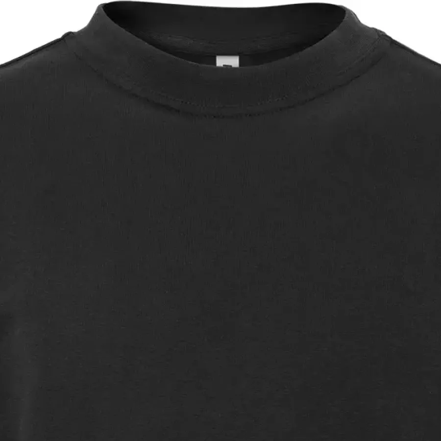 Der **Rundhalsausschnitt** sorgt für einen schlichten, klassischen Look mit angenehmem Tragekomfort für den Alltag.