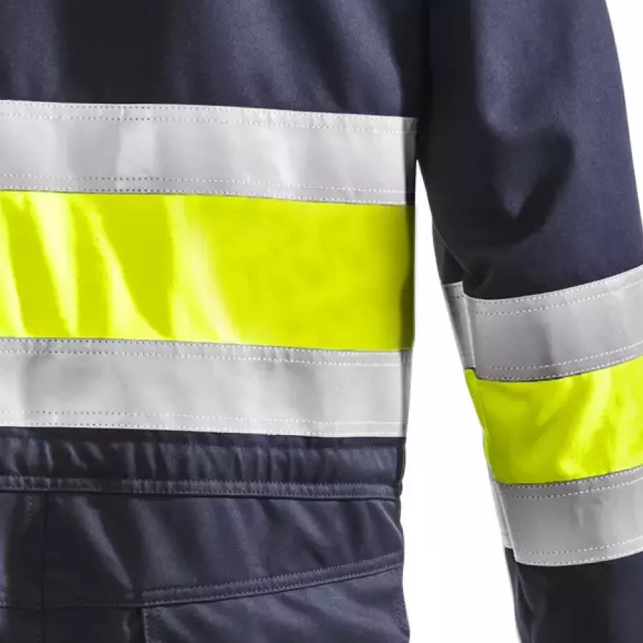 **Reflective Strips** improve visibility so you feel confident and clearly seen on the job.