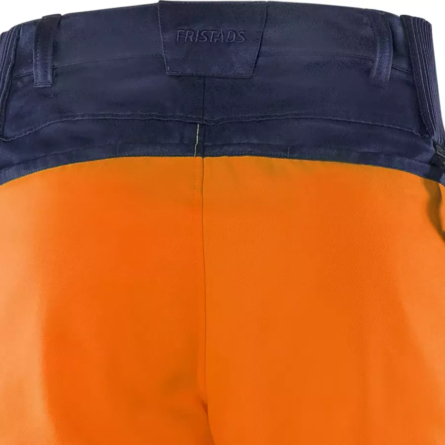 **Elastische Stretcheinsätze am Bund** sorgen für eine flexible, bequeme Passform, die sich den ganzen Tag über mitbewegt.