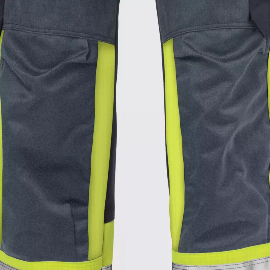 **Reinforced Knee Pockets** let you kneel with confidence and comfort, even during long, demanding workdays.