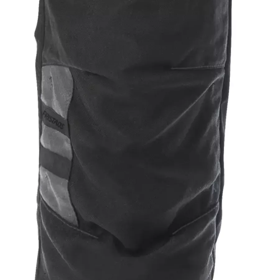 **CORDURA®-verstärkte Knietaschen** bieten dauerhaften Schutz und Komfort beim Knien oder Arbeiten auf harten Oberflächen.