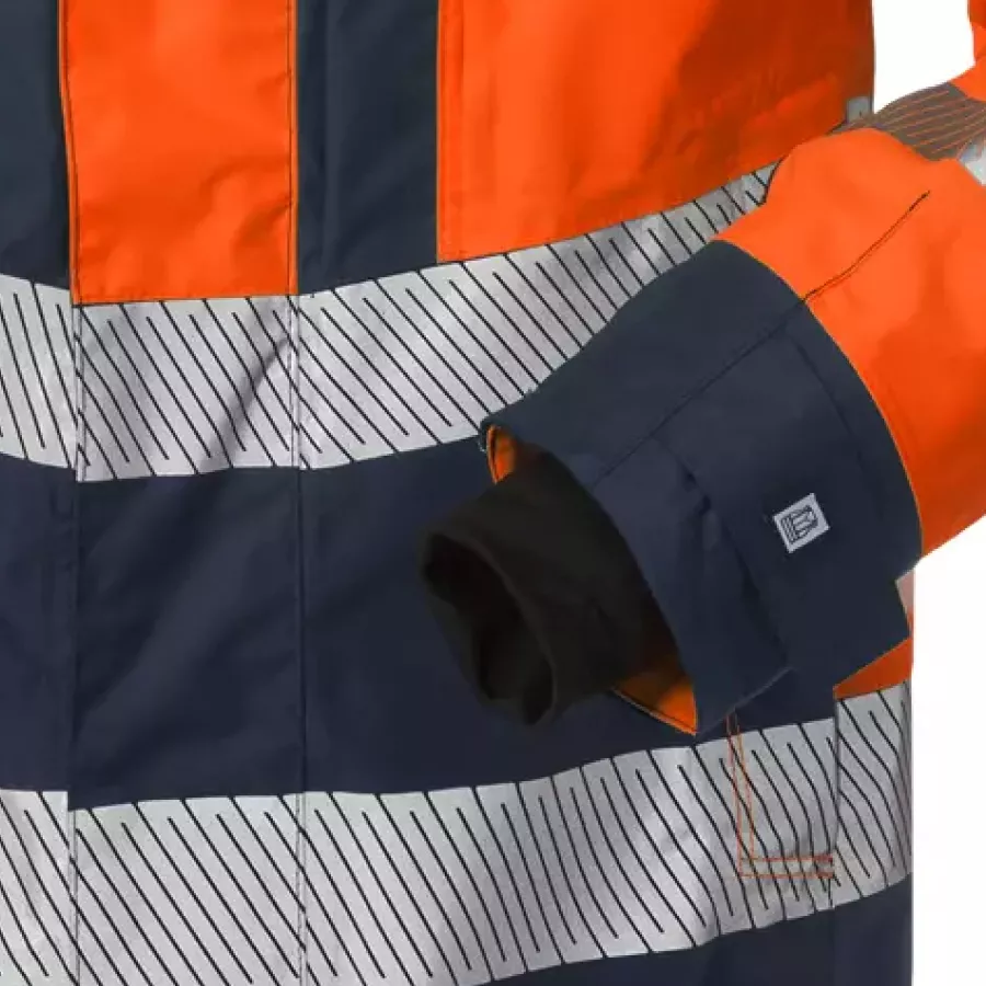 **Mit Klettverschluss verstellbare Ärmel mit Daumengriff** gewährleisten einen sicheren, anpassbaren Sitz, der bei aktiver Arbeit nicht verrutscht.