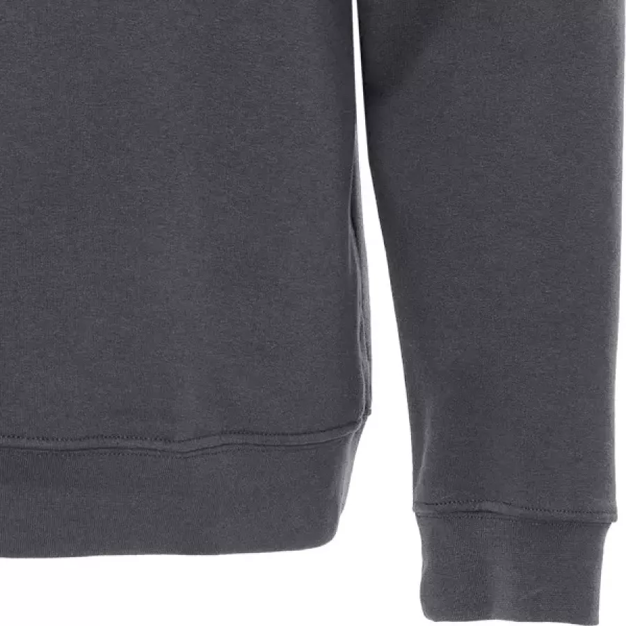 **Rippbündchen an Ärmeln und Saum** sorgen für eine sichere und bequeme Passform, damit die Wärme bei Bewegung erhalten bleibt.