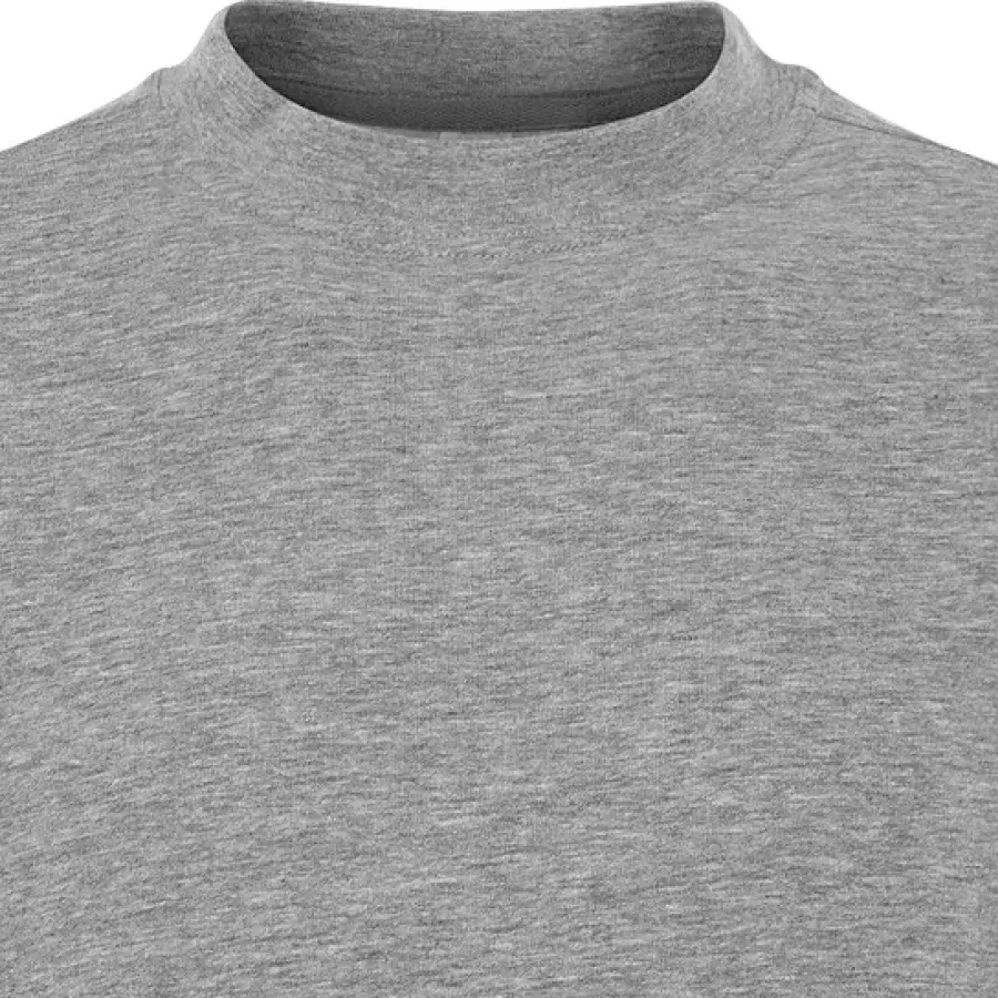 Der **Rundhalsausschnitt** sorgt für einen schlichten, klassischen Look mit angenehmem Tragekomfort für den Alltag.