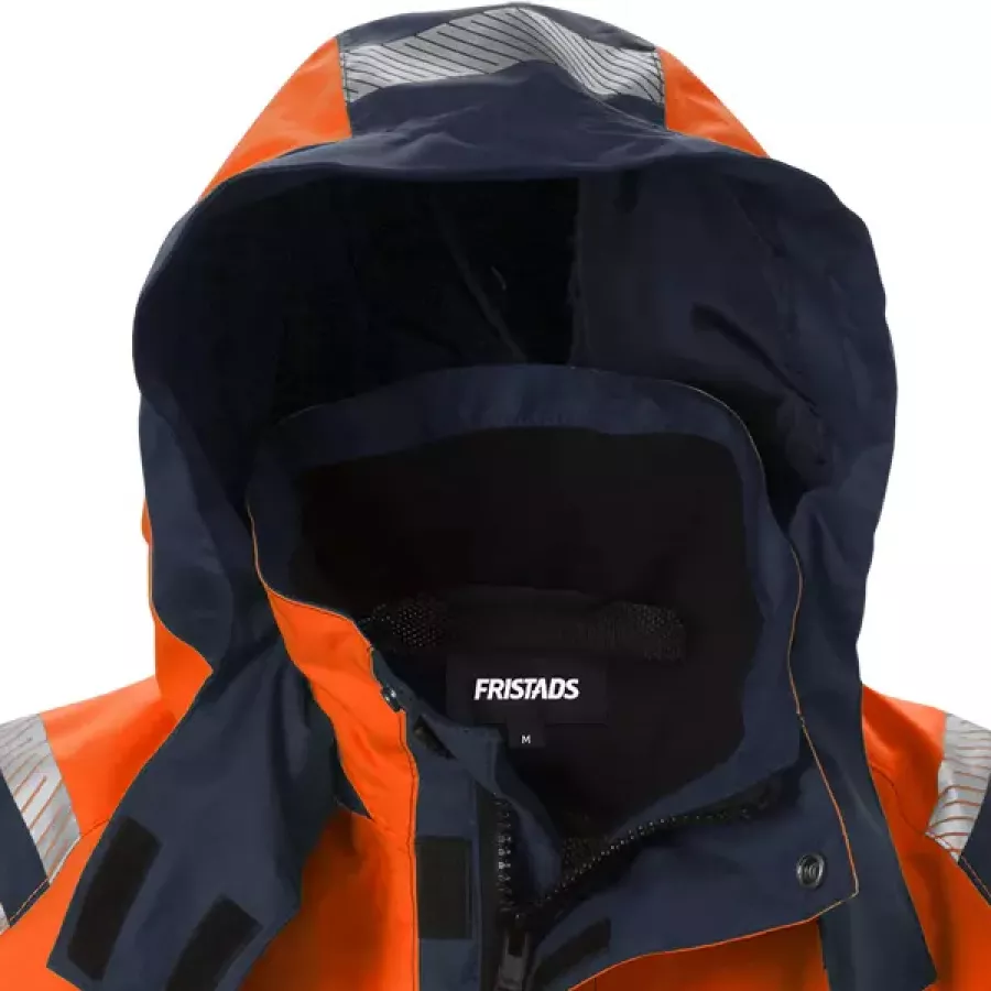 Die abnehmbare Kapuze ermöglicht eine einfache Anpassung an wechselnde Wetter- und Arbeitsbedingungen.