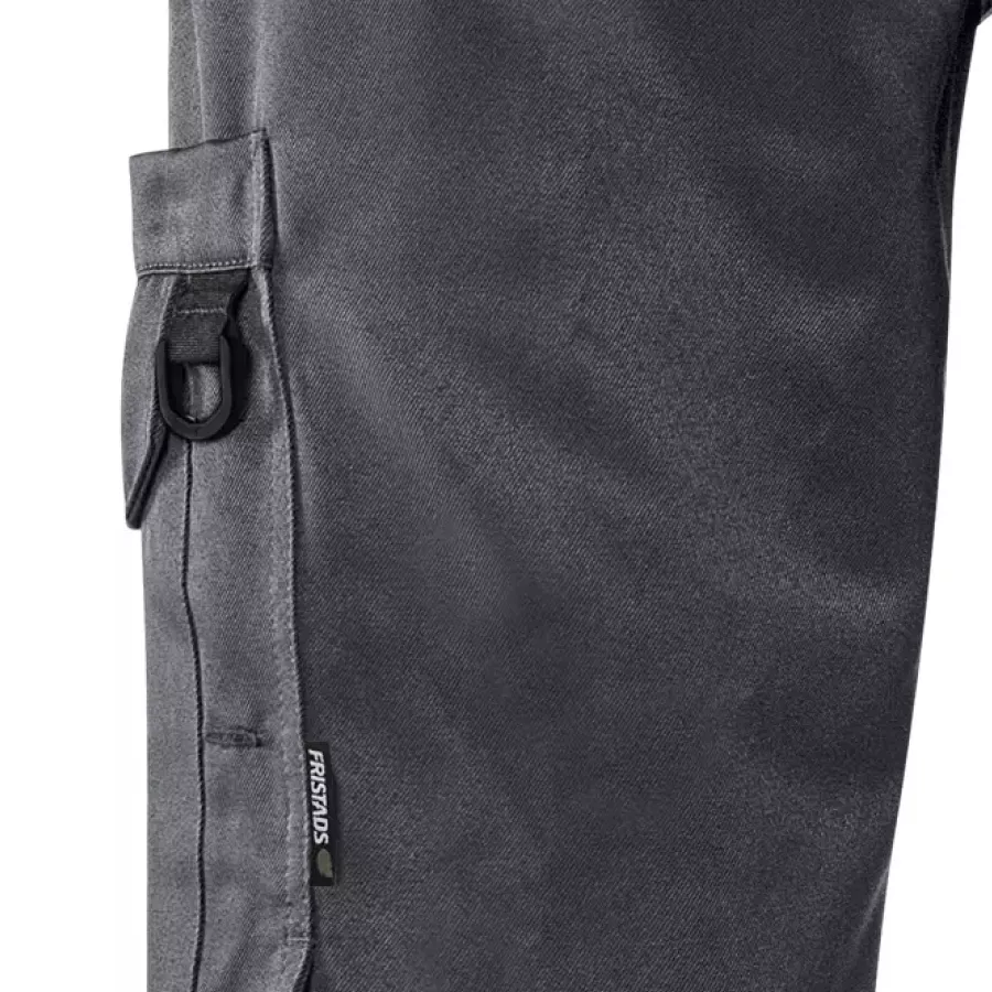 **CORDURA®-verstärkte Taschen** bewahren Ihre Werkzeuge und Utensilien sicher auf und halten dem täglichen Verschleiß stand.