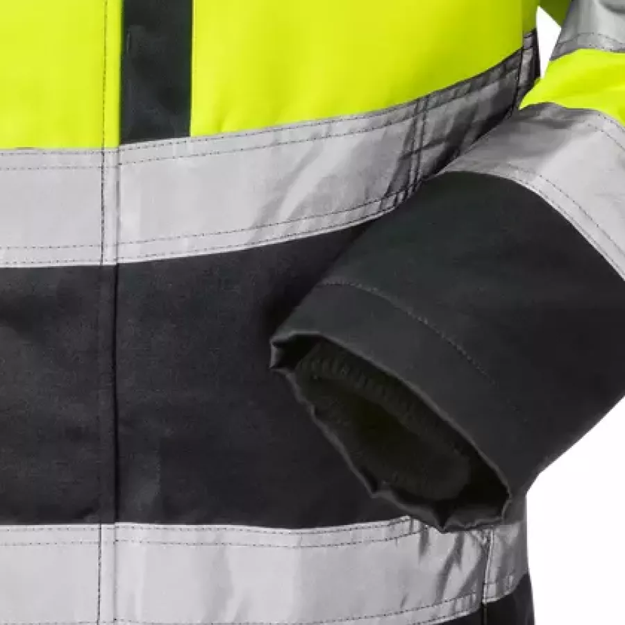 **Elastische Innenbündchen mit Daumenschlaufen** bleiben sicher an ihrem Platz, schließen die Wärme ein und erhöhen den Tragekomfort bei Bewegung.