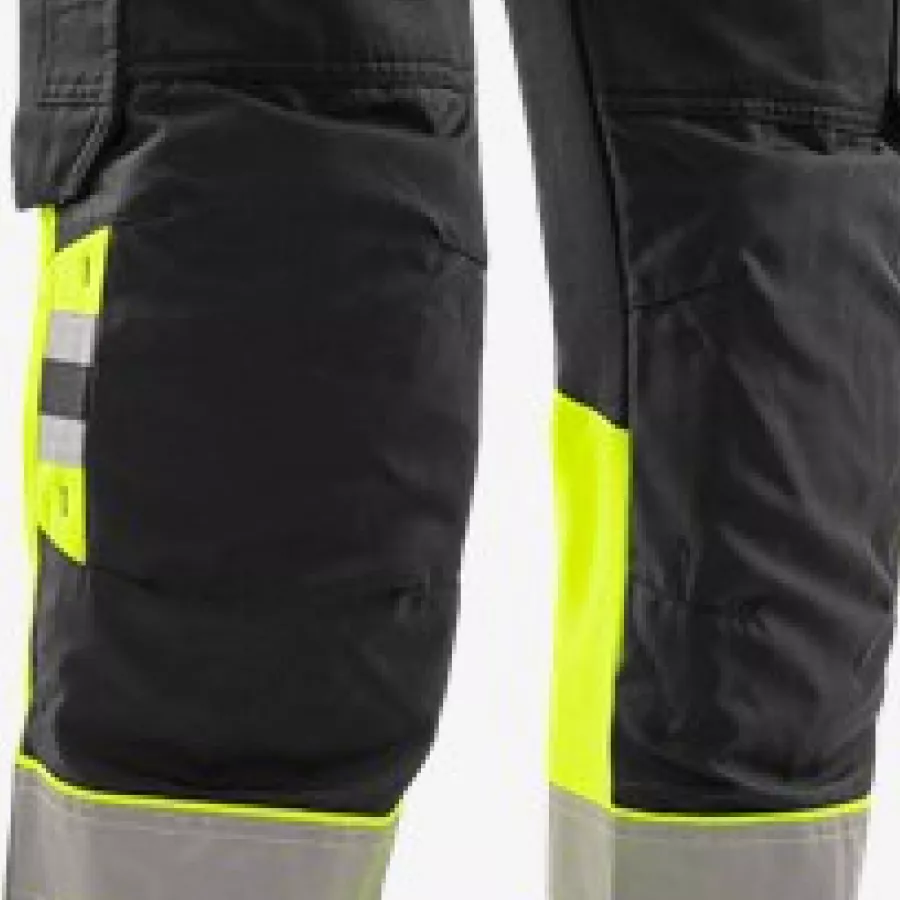 **CORDURA® Reinforced Knee Pockets** give you durable, comfortable support when kneeling through demanding tasks.
