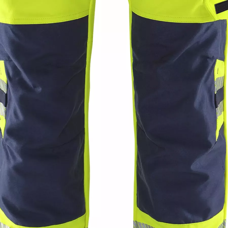 **Reinforced Knee-Pad Pockets** let you kneel comfortably and confidently during every task.