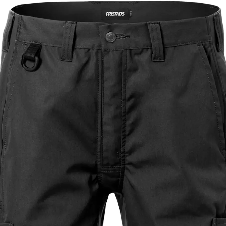 **Wasserabweisendes Finish** hält Sie trocken und fokussiert, selbst bei feuchten Bedingungen.