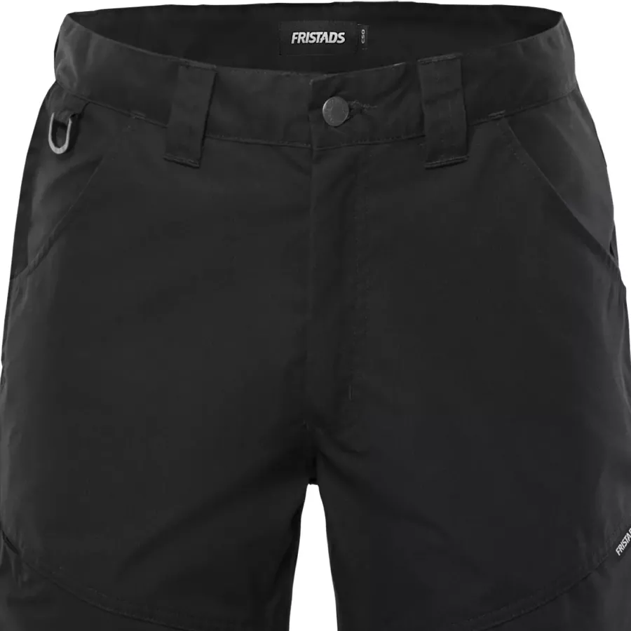 **Wasserabweisendes Material** sorgt dafür, dass Sie sich trocken und wohlfühlen, wenn der Arbeitstag Sie nach draußen oder in wechselnde Bedingungen führt.