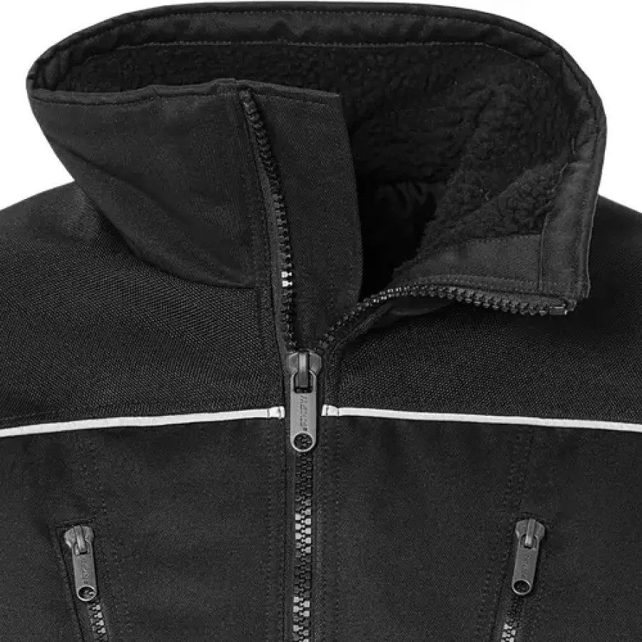 **Stand Up Collar** keeps cold winds at bay so you stay comfortable and focused in chilly conditions.