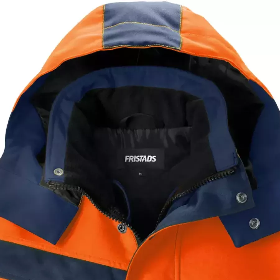 Die abnehmbare Kapuze ermöglicht eine einfache Anpassung an wechselnde Wetter- und Arbeitsbedingungen.