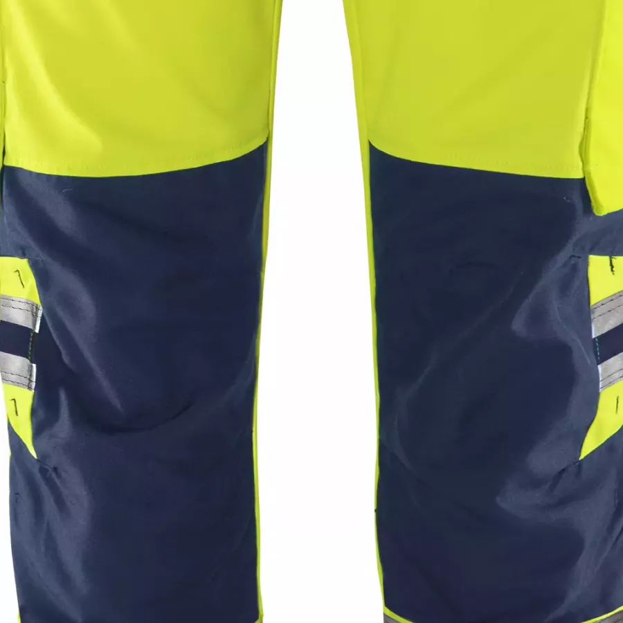 **CORDURA® Reinforced Knee Pockets** provide durable comfort and protection when kneeling on tough surfaces.