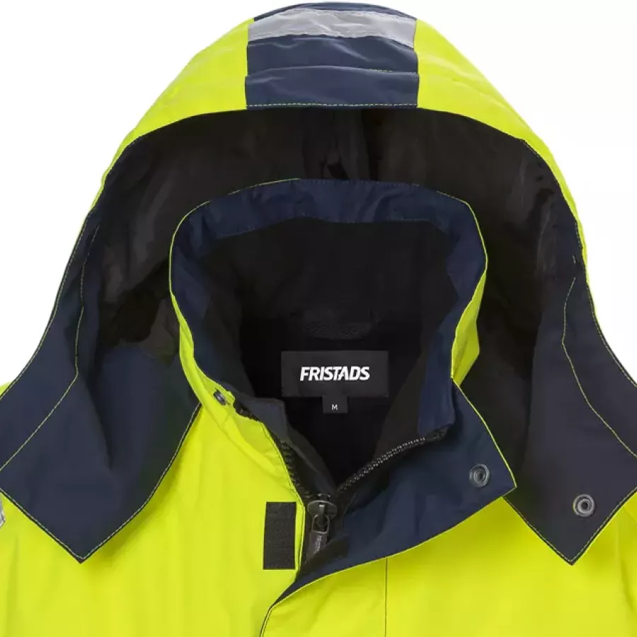 **Detachable Hood** lets you easily adapt to changing weather and conditions.