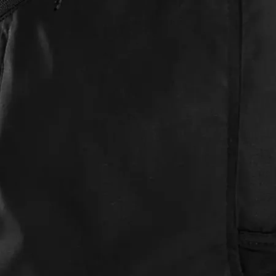 **Wasserabweisendes Material** hilft Ihnen, bei der Arbeit unter wechselnden Bedingungen trocken und komfortabel zu bleiben.