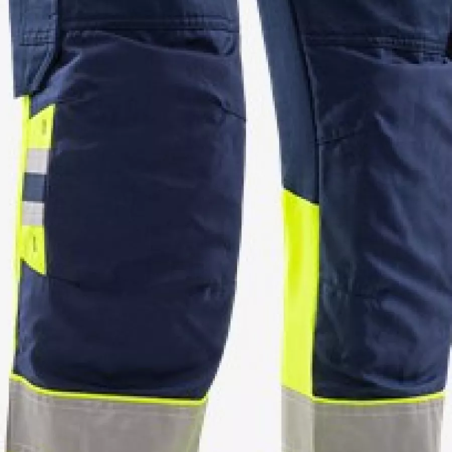 **CORDURA® Reinforced Knee Pockets** give you durable, comfortable support when kneeling through demanding tasks.