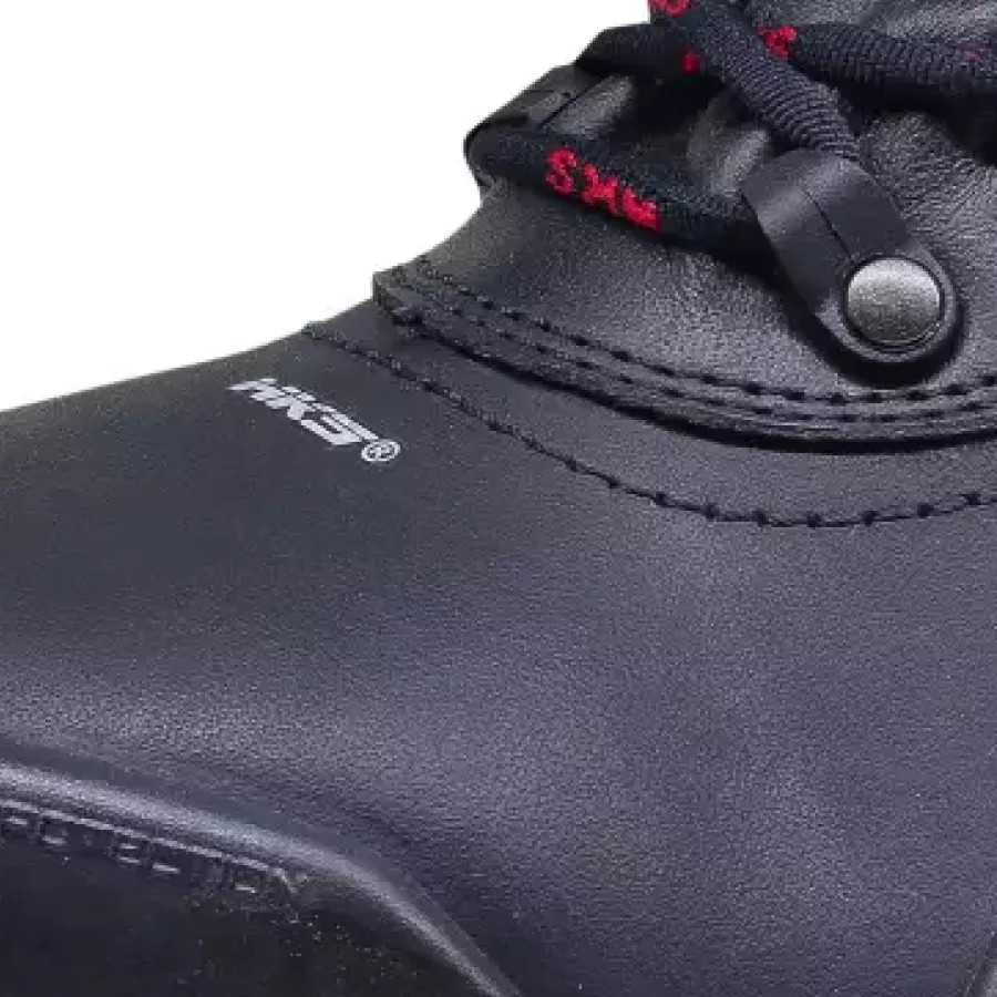 **Water-Repellent Upper** keeps your feet dry and comfortable even in wet conditions.