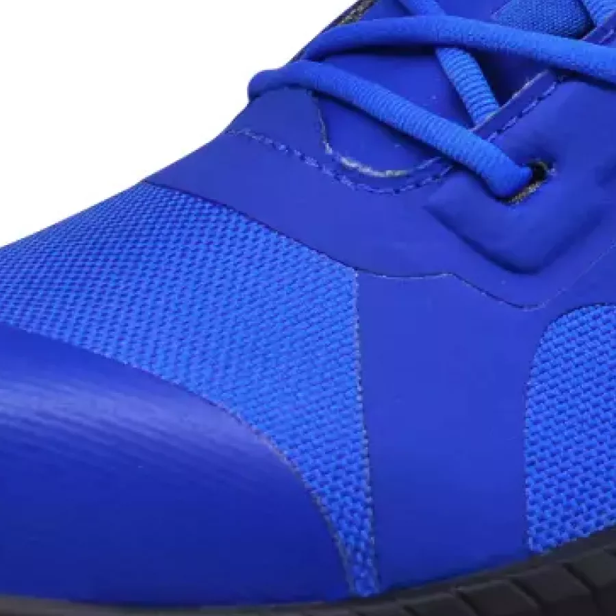 **Wasserabweisendes Obermaterial** hält Ihre Füße trocken und komfortabel, ohne das vom Barfußlaufen inspirierte Gefühl zu beeinträchtigen.