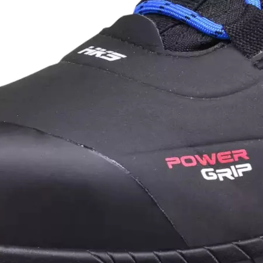 **Wasserabweisendes Obermaterial** hält Ihre Füße angenehm trocken, ohne auf das weiche, bodennahe Gefühl zu verzichten.