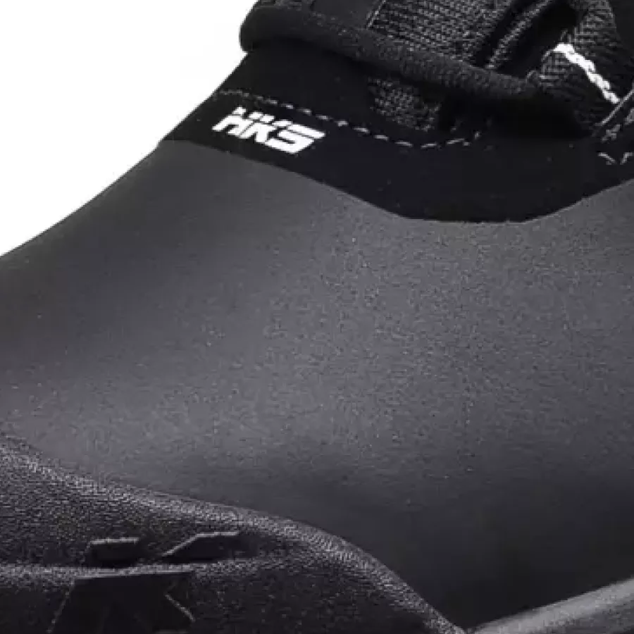 **Wasserabweisendes Obermaterial** hält Ihre Füße bei jedem Wetter und unter allen Bedingungen trocken und bequem.