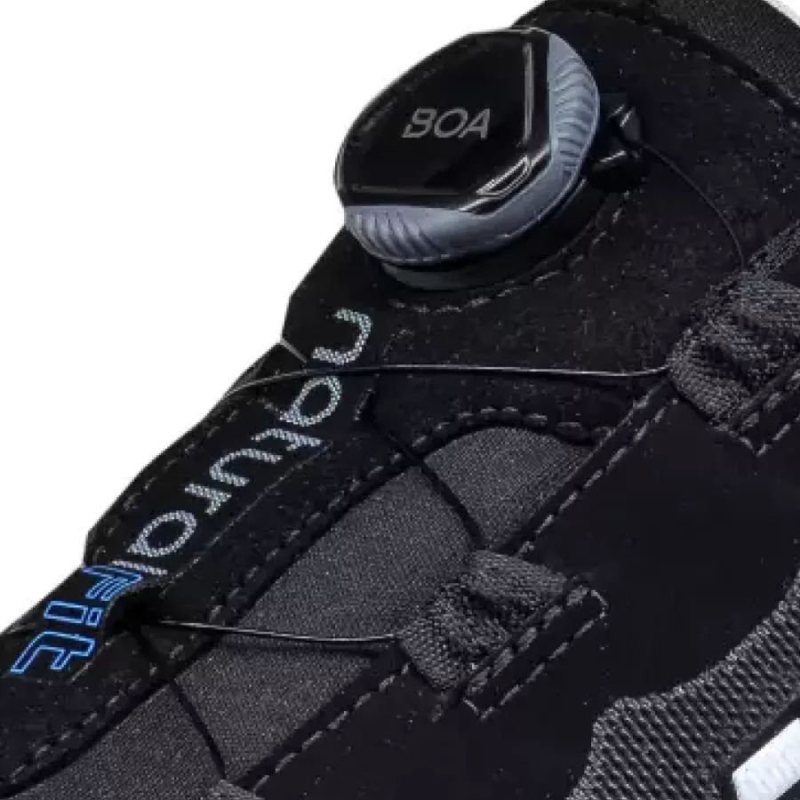 Das **BOA® Fit System** ermöglicht schnelle, präzise Anpassungen für einen passgenauen, komfortablen Sitz den ganzen Tag über.