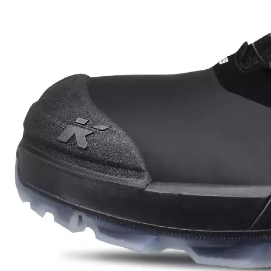 **Stahlkappe** schützt Ihre Füße vor Stößen und lässt Sie sich bei jeder Arbeit sicher bewegen.