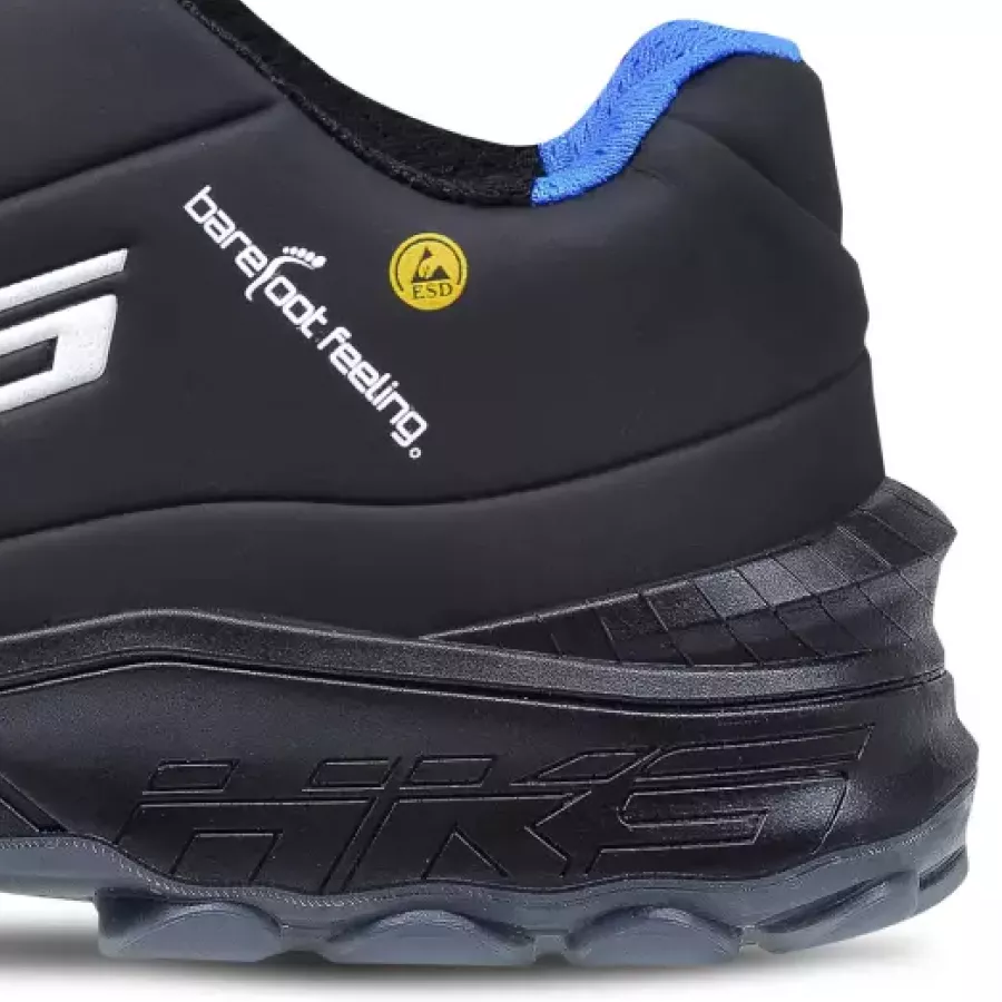 **Kevlar-Durchtrittschutz** bietet zuverlässige Sicherheit unter dem Fuß, ohne Flexibilität oder Bewegungsfreiheit zu beeinträchtigen.