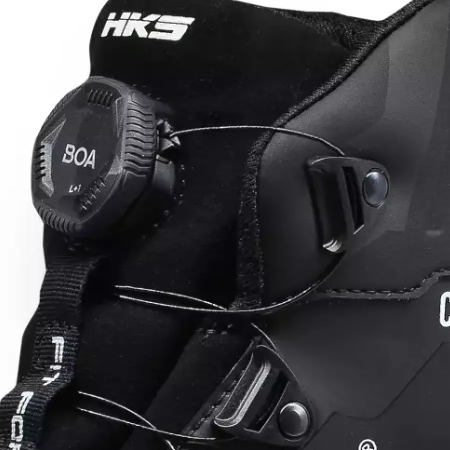 Das **BOA® Fit System** ermöglicht das sofortige Einstellen einer individuellen, sicheren Passform für ganztägigen Komfort und Halt.