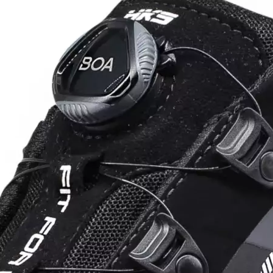Das **BOA® Fit System** bietet in Sekundenschnelle eine präzise, sichere Passform für ganztägigen Komfort und Halt.