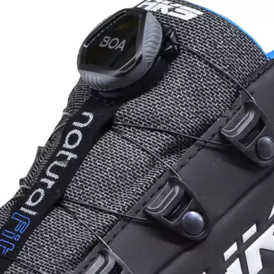 **BOA® Fit System** sorgt für eine schnelle, präzise Passform, die den ganzen Tag über bequem und sicher bleibt.