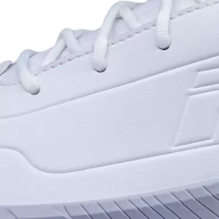 **Mikrofaser-Konstruktion** bietet weichen, atmungsaktiven Komfort, der sich den ganzen Tag mit Ihrem Fuß bewegt.