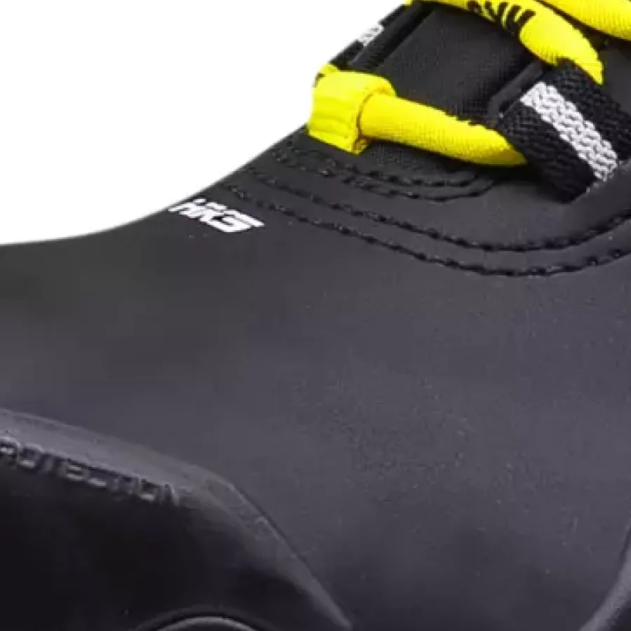 **Wasserabweisendes Obermaterial** hält Ihre Füße trocken und komfortabel, selbst bei feuchten Bedingungen.