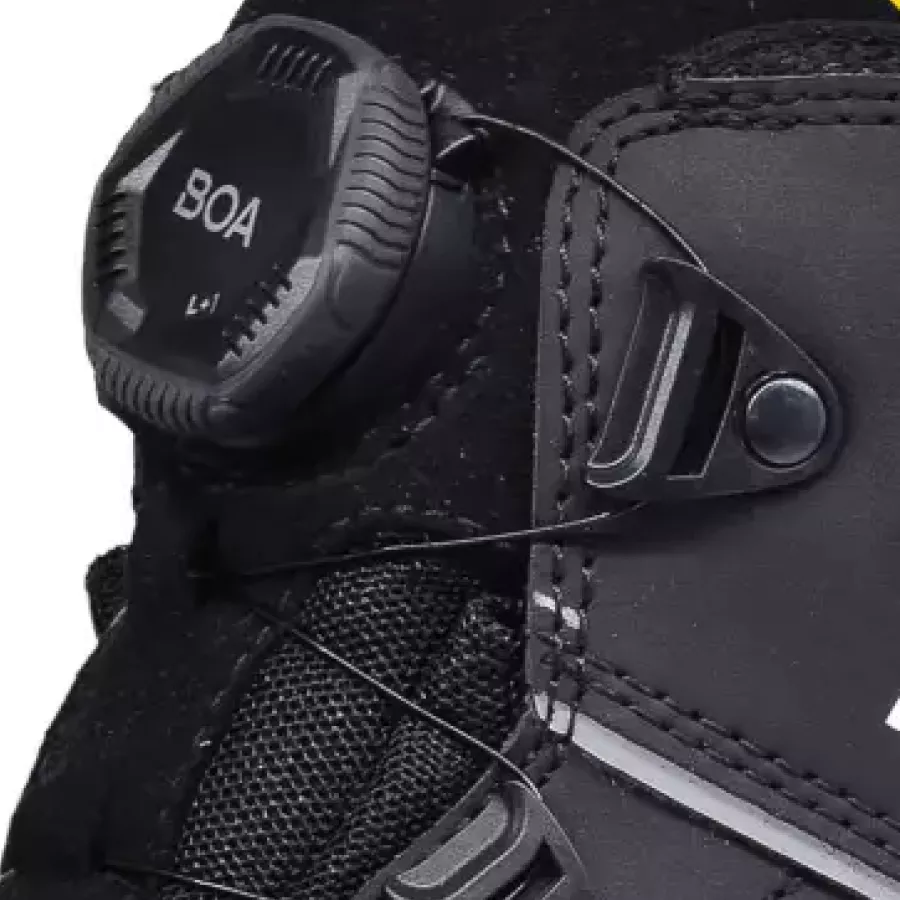 Das **BOA® Fit System** ermöglicht sofort eine perfekte, sichere Passform für unvergleichlichen Komfort und Halt.