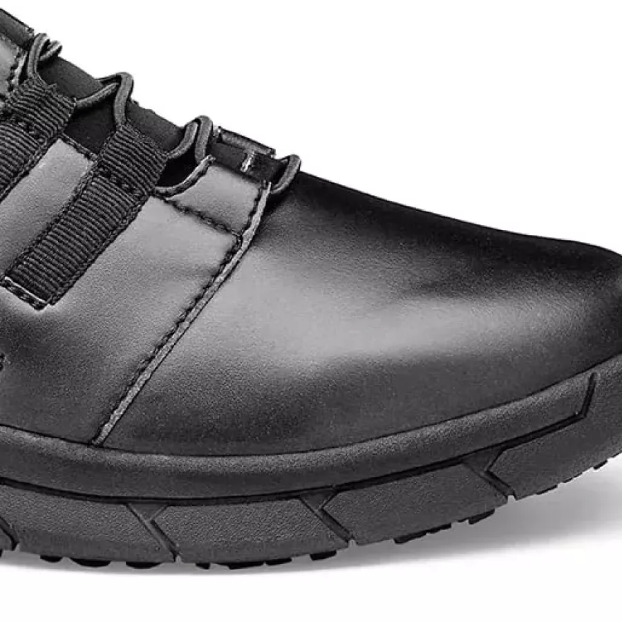 **Synthetisches Obermaterial** bietet ein elegantes, professionelles Finish, das Form und Komfort auch an anspruchsvollen Tagen behält.