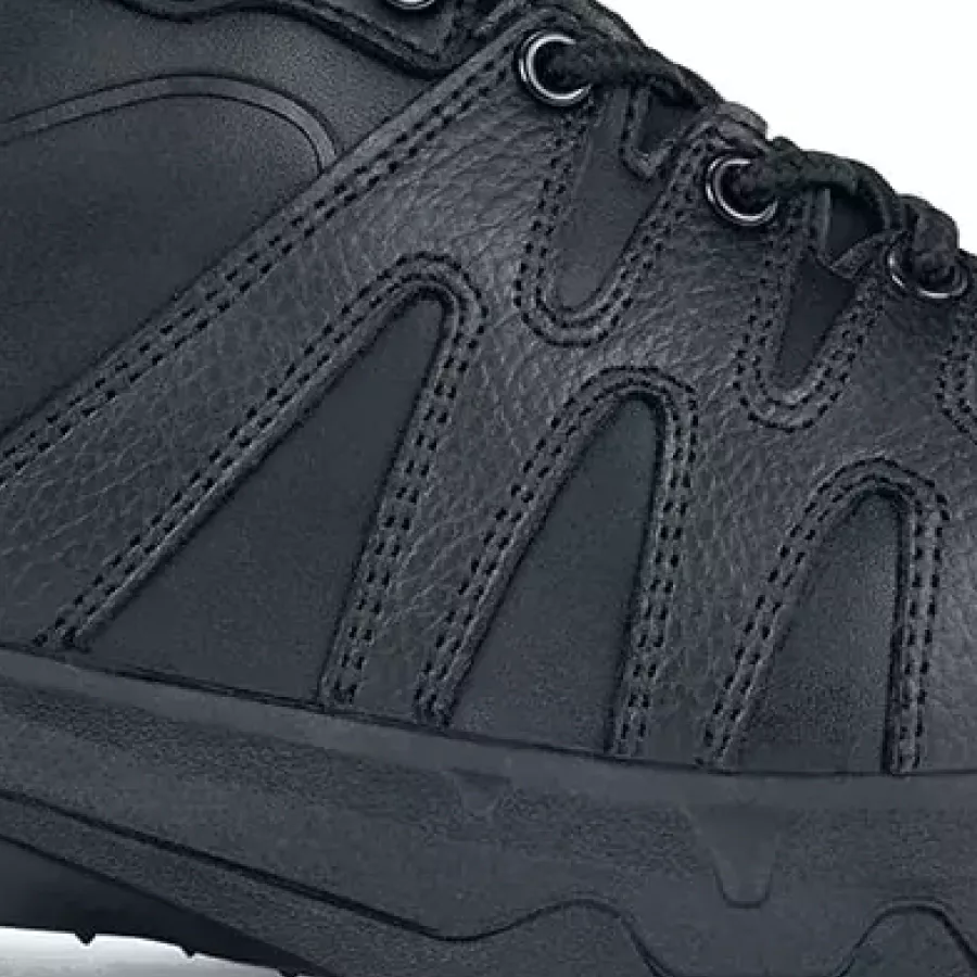 **Leder-Obermaterial** kombiniert klassischen Stil mit dauerhaftem Tragekomfort für den ganzen Tag.