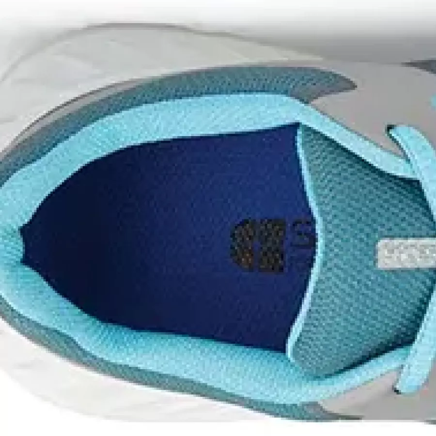 **Herausnehmbare EVA-Einlegesohlen** ermöglichen eine individuelle Anpassung der Dämpfung für ganztägigen Halt.