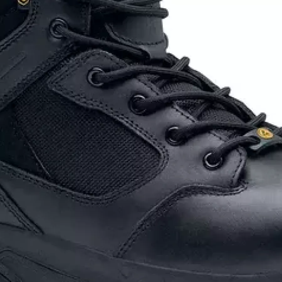 **Wasserdichtes Material** hält Ihre Füße trocken und komfortabel, ganz gleich, wie nass die Bedingungen werden.