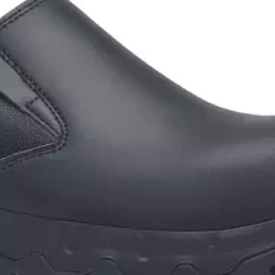 **Waterproof Upper** keeps your feet dry and focused no matter the conditions around you.