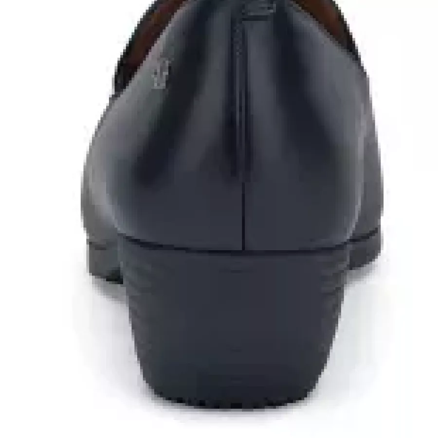 **Shock Absorbing Heel** cushions every step to reduce fatigue and keep you moving longer.