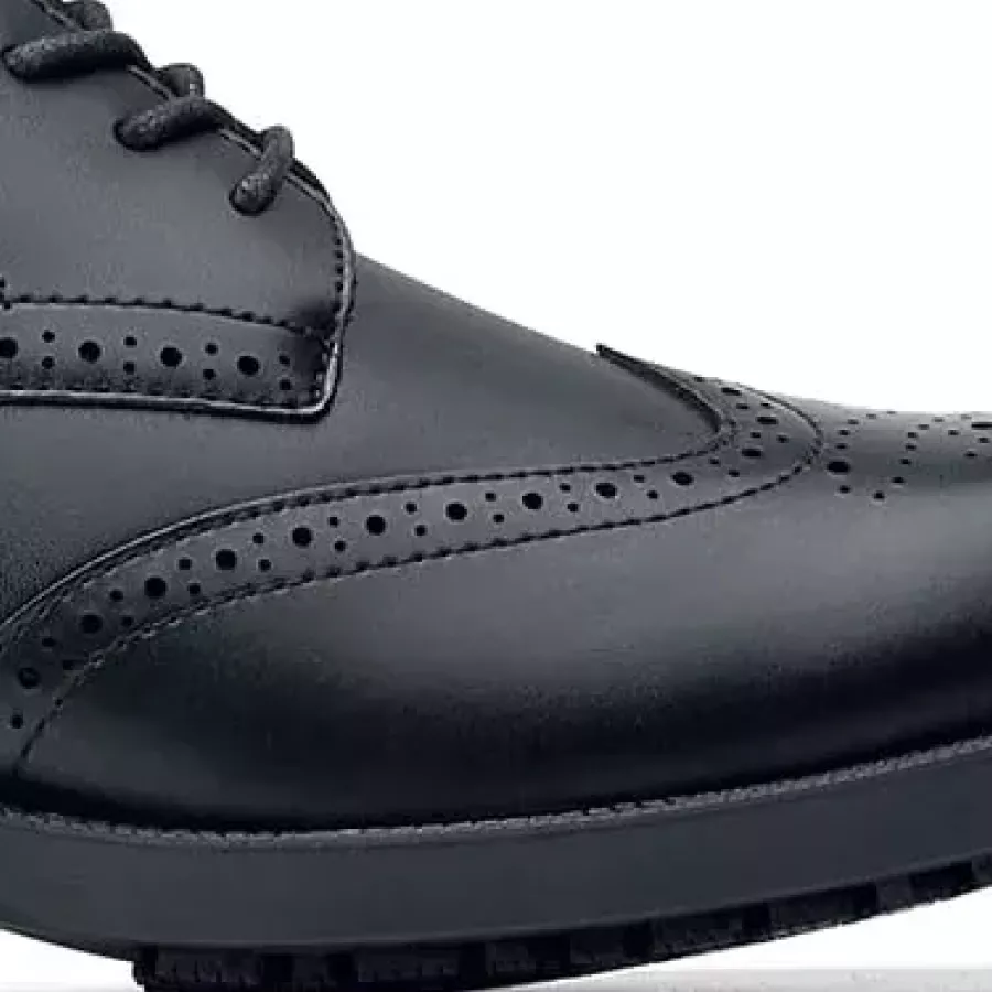 **Wasserabweisendes Obermaterial** hilft, Ihre Füße trocken und gepflegt zu halten, damit Sie an langen, unvorhersehbaren Tagen komfortabel und professionell bleiben.